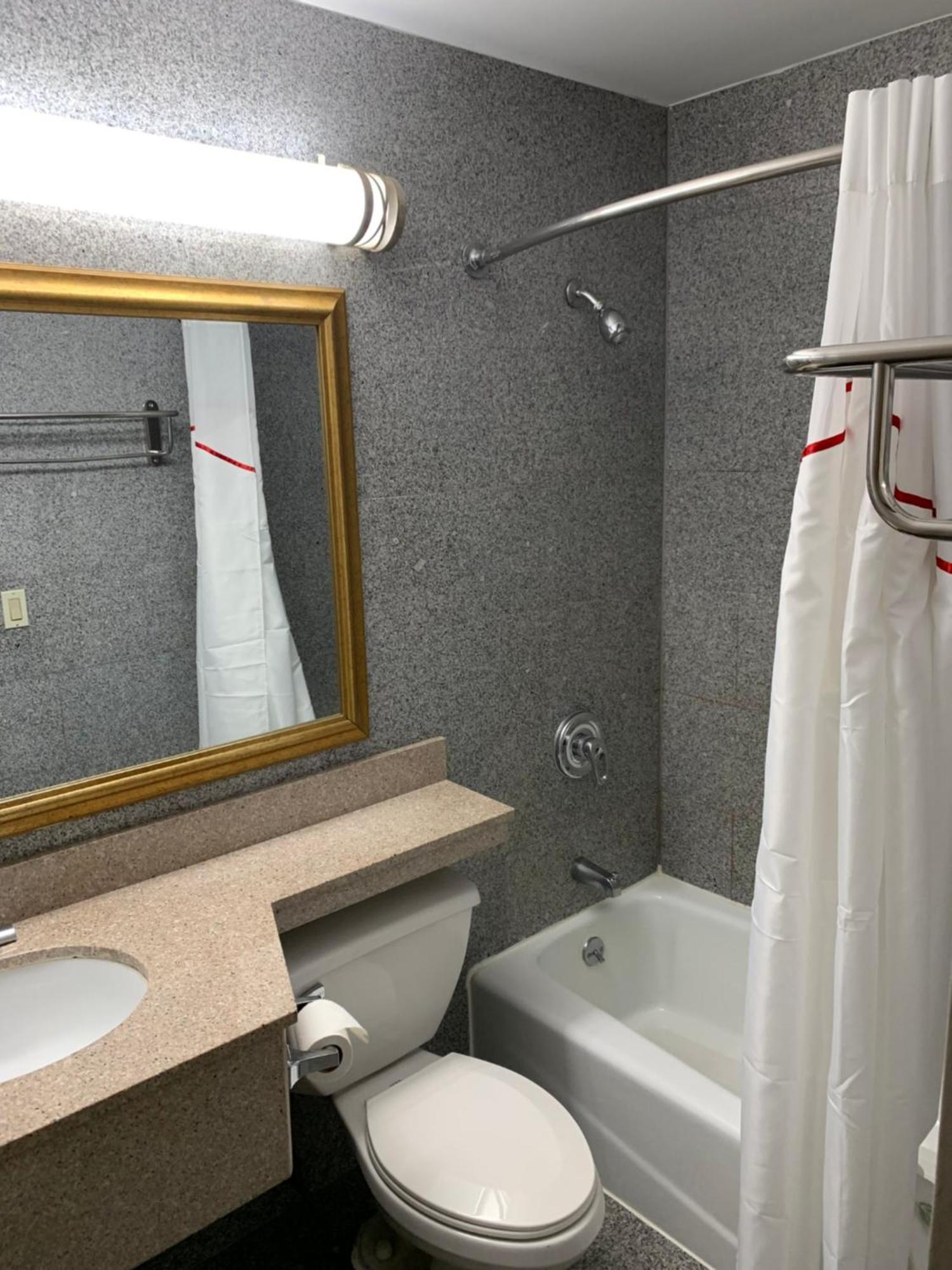 Red Roof Inn Copiague Екстериор снимка